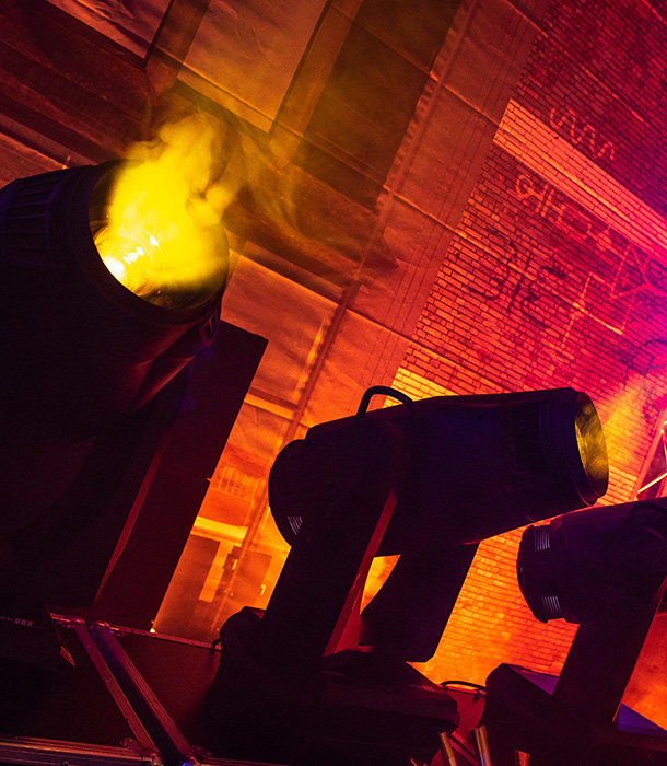 Leuchtende Scheinwerfer auf dunklem Hintergrund